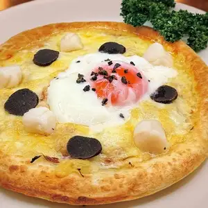 Luxury Truffle Pizza with Tuna and Scallops ~Topped with a Soft-Boiled Egg~