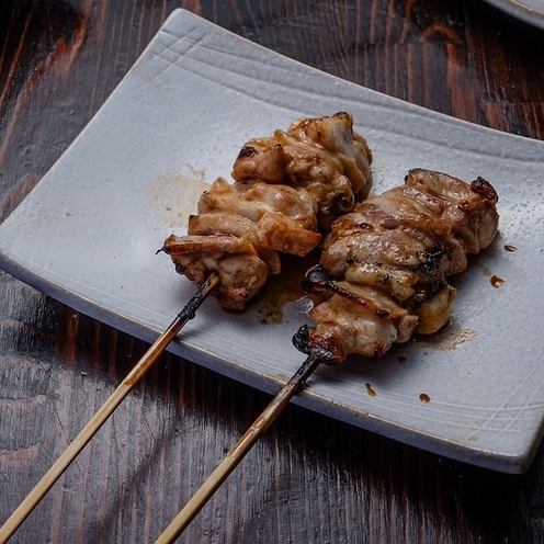 串焼きのプロが焼き上げる多様な部位の焼き鳥　190円(税込)～