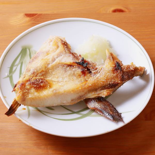 ほっと和めるお魚メニューも。「ぶりカマの塩焼き」は大きめの切り身でジューシーに仕上げています☆