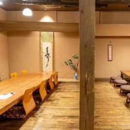 [Floor reservation for up to 100 people] Partitions can be removed to hold banquets with a sense of unity. ◎ The entire basement floor can be used to accommodate gatherings of up to 100 people.This is one of the largest banquet halls in Nagarekawa.The interior of the restaurant, with its Japanese atmosphere, is a relaxed space for adults.We can rent out the entire floor for groups of 60 or more, so please feel free to contact us.