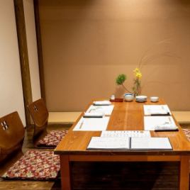 [Fully private tatami room, for 4 people or more] Can be adjusted to suit the number of people. A private, relaxing space.The basement of the restaurant is equipped with a number of quaint, completely private rooms.We will remove the partitions to provide private rooms suited to the number of people.It is also ideal for important business gatherings, entertaining guests, and dining parties.The seating is tatami-mat style, so you can relax and enjoy your meal.