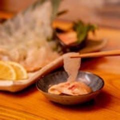 我們直接從魚缸裡取出魚來製作生魚片！