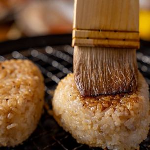 【名物】本枯節の出汁の焼きおにぎり茶漬け　たっぷり薬味各