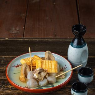 用干鲣鱼片、磨碎的海带和额外的鲣鱼熬制的关东煮汤底，两人份