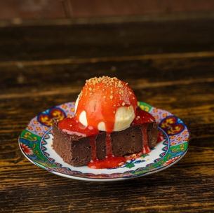 浓郁的巧克力蛋糕配草莓果泥酱和马达加斯加香草冰淇淋