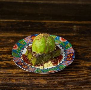 宇治抹茶布朗尼，配以绿豆粉和红糖浆，淋上抹茶冰淇淋