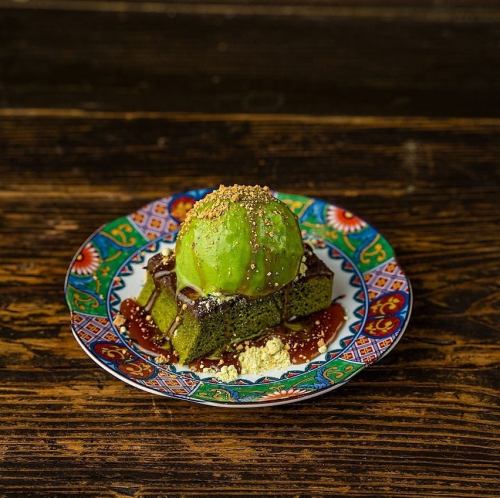 宇治抹茶布朗尼，配以绿豆粉和红糖浆，淋上抹茶冰淇淋