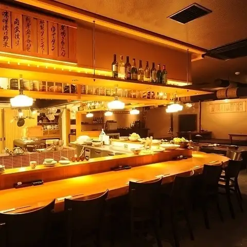 入って左側にL字型に配置されているカウンター♪お一人様でも◎