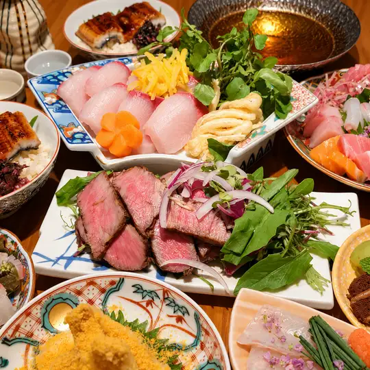 【年末派對套餐 - 松(10,000日圓)】包含廣島牛肉、冬季黃尾魚、頂級鰻魚等8道奢華冬季料理 ◆ 含120分鐘暢飲