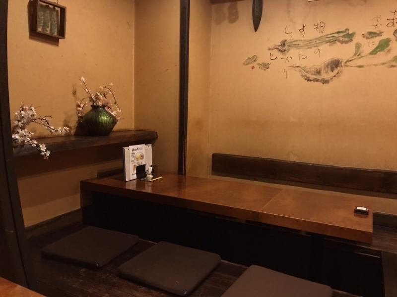 【座敷】2～4名様用の掘りごたつタイプのお座敷しです。カーテンや暖簾で間仕切りしています。