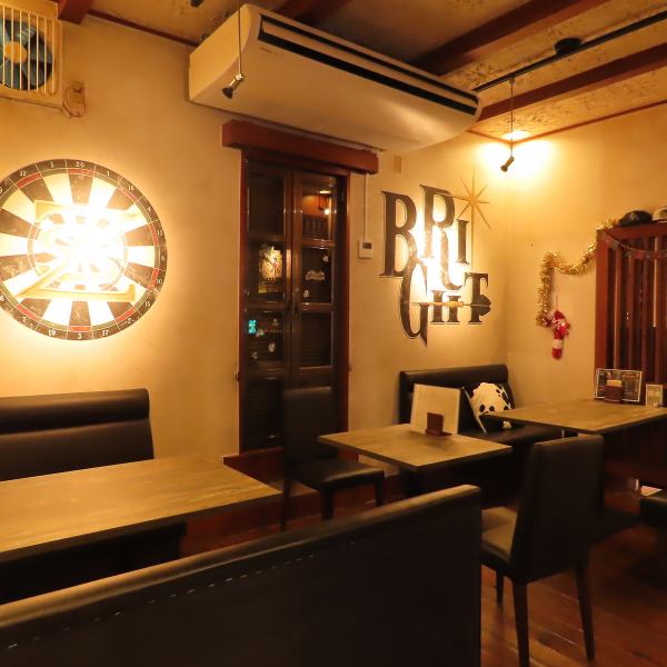 貸切が可能な店内は、仲間内の集まりから小規模パーティーまで幅広く対応。レイアウト変更も柔軟で、イベント利用にも最適です。周囲を気にせずゆっくり盛り上がれる、プライベート感のある空間が魅力です。