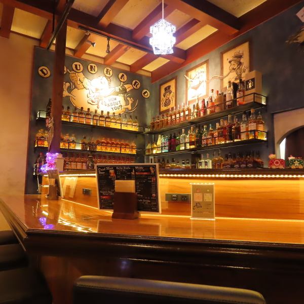 一人でもふらっと入りやすく、少人数で落ち着いて楽しめる居心地の良い雰囲気。カウンターでゆったりとお酒を味わったり、友人との会話を楽しんだり、その日の気分に合わせて使える柔らかな空気が漂います。