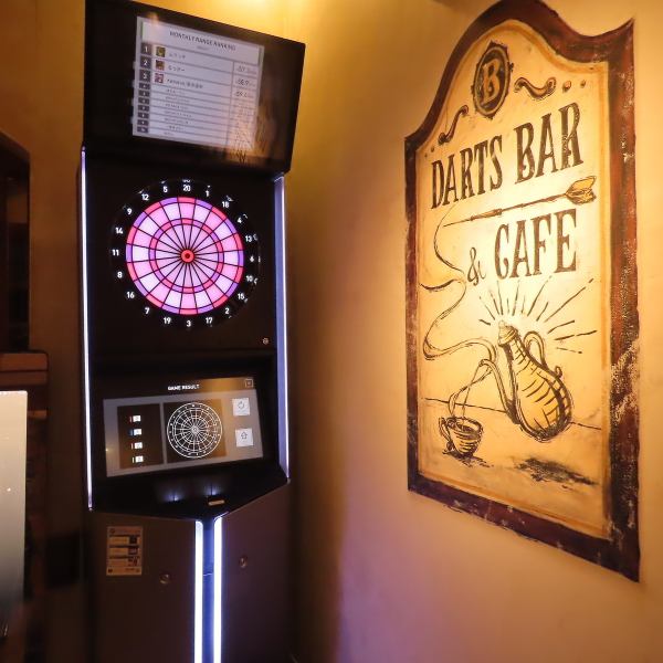 店内にはダーツ台を完備し、お酒を楽しみながらワイワイ盛り上がれる遊び心満点のエリア。初心者でも気軽に挑戦でき、仲間同士の距離もぐっと縮まる楽しいひとときに。お酒と遊びが両方楽しめるのが魅力です。