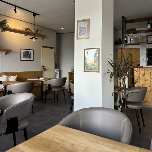 木の温もりを感じるベンチシートや座り心地の良いチェアを備えた、使い勝手の良いテーブル席です。女子会やご友人同士の集まりなど、少人数からシーンに合わせて柔軟にご案内いたします♪