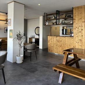 ご家族での団らんやグループでのランチパーティーに最適な、ゆったりとした6人掛けテーブル席です◎開放感のある店内で、美味しいお料理を囲みながら賑やかで楽しいひとときをお過ごしください。