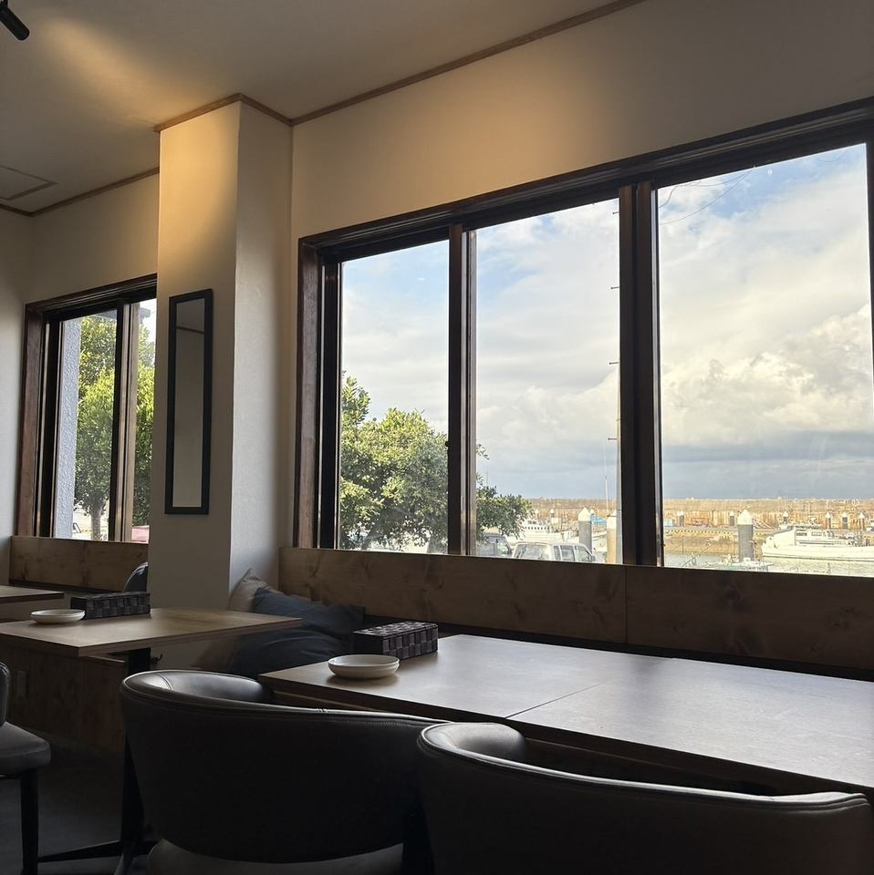 港を眺めるレストランで、特別な日をお過ごしください♪