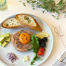 落ち着いた雰囲気の店内で、こだわりの島食材を堪能ください。