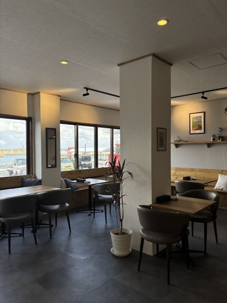 澄み渡る空と海に抱かれた伊良部島に佇む絶景レストラン♪窓の向こうには青く輝く宮古島の海と佐良浜漁港の絶景が広がります◎木の温もりに包まれたお洒落で開放的な空間は、日常を忘れる癒やしの時間を約束。観光の合間の贅沢なランチや、ロマンチックなディナーにぴったりです♪絶景と共に心ゆくまでお寛ぎくださいませ◎