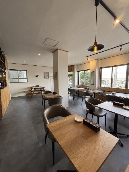 シックなグレーの床に木のテーブルが映える店内は、奥行きがあり開放感に満ちたモダンな空間です。温かみのある照明が優しく灯り、落ち着いた大人の隠れ家のような雰囲気を演出しています。窓側のベンチシートや座り心地の良いチェアで、大切な方と肩肘張らずに上質な語らいの時間をゆったりと心ゆくまでお楽しみください◎