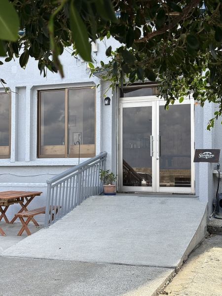 大きな緑の木漏れ日が優しく揺れるエントランスは、白い壁と木の温もりを感じる看板が目印です♪緩やかなスロープを設けた入口は、どなたでも安心してお越しいただける優しい設計となっております◎心地よい海風を感じながらガラス扉を開ければ、そこは非日常の癒やし空間。豊かな自然と共に至福の贅沢なひとときをどうぞ♪