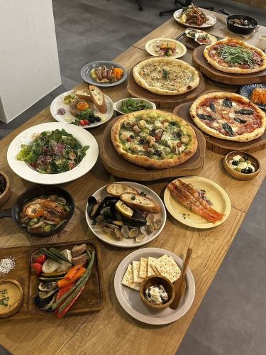 豊富なピザやタパスをシェア♪女子会やグループ利用に◎