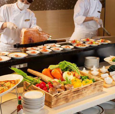 お料理を「個別盛り」や「サービススタッフによる取り分け」提供