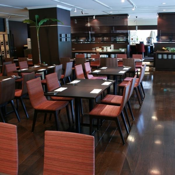 オシャレな店内は最大50名迄。駅から徒歩3分のため、集合解散にも便利です。レイアウト変更や貸切もＯＫです。お気軽にご相談ください。