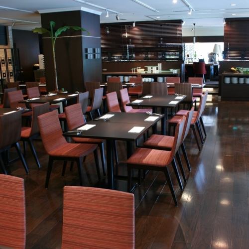 <p>オシャレな店内は最大50名迄。駅から徒歩3分のため、集合解散にも便利です。レイアウト変更や貸切もＯＫです。お気軽にご相談ください。</p>