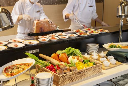 自助餐充满了厨师的食物、糖果和饮料