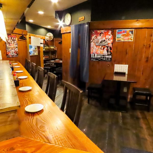 カウンター席は、ひとりでの食事にも最適な空間を提供します。周囲の喧騒を忘れ、気軽に料理を楽しむことができるため、忙しい日常の中でのリフレッシュにぴったり。目の前で調理される料理を眺めながら、自分だけの時間を大切にすることができます。