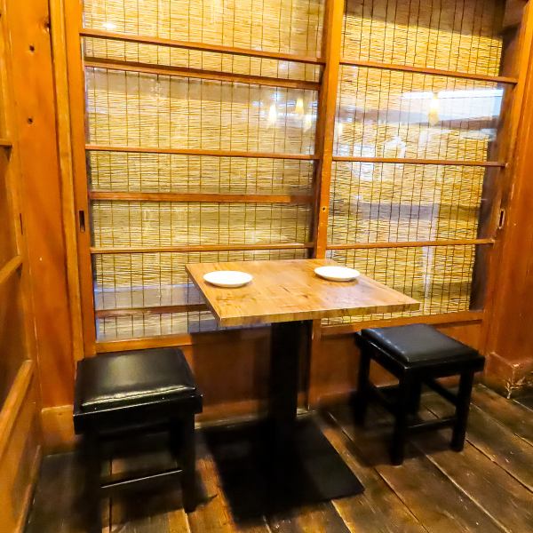 少人数でも座れるテーブル席は、心地よい空間を提供し、リラックスした食事が楽しめます。リラックスした雰囲気の中で心ゆくまで会話を楽しむことができます。料理の味わいを引き立てるこの席は、少人数での集まりや、誕生日など特別なイベントにもぴったりです。大切な思い出を作るための理想的な場所となるでしょう。