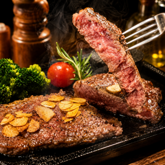7月より【人気No.1】贅沢！熱アツじゅ~じゅ~鉄板サーロインステーキ食べ飲み放題/5500円