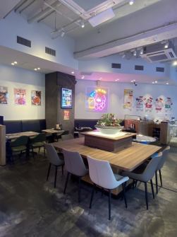 全体的に落ち着いたネオンを基調とした、店内になっております。