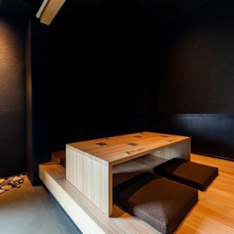 【座敷 5名×2、4名×1】お子様連れのお客様も歓迎です♪ご家族での夕食や、気の置けないご友人との女子会・飲み会にぴったりです。淡路産の旬の海鮮をふんだんに使用した、見た目も華やかな名物料理を囲めば会話も弾みます。お子様連れでも安心の、温かみのある落ち着いた内装が魅力の空間です。