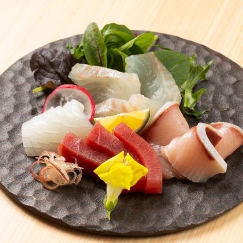 ≪当店に来たらまずはコレ≫お造り5種盛り合わせ～３人前までご用意♪