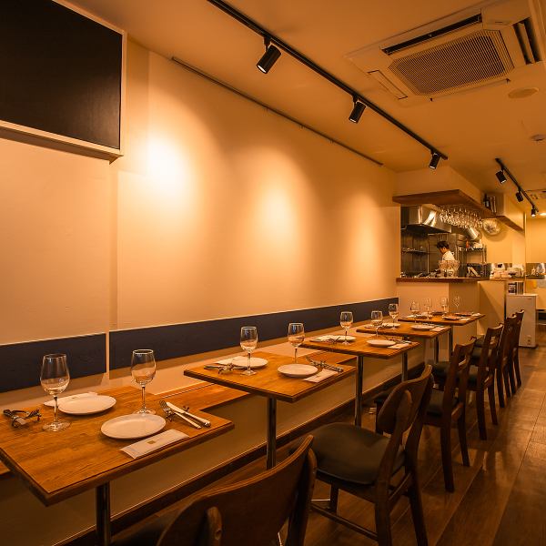 【広々としたおしゃれな店内】7月27日にオープンしたばかりのビストロ。落ち着いた雰囲気の中で、接待や宴会、女子会、ママ会など、幅広いシーンでご利用いただけます。特別な日には「記念日プレートサービス」のクーポンもご用意。大切な方との思い出作りに、ぜひご活用ください。