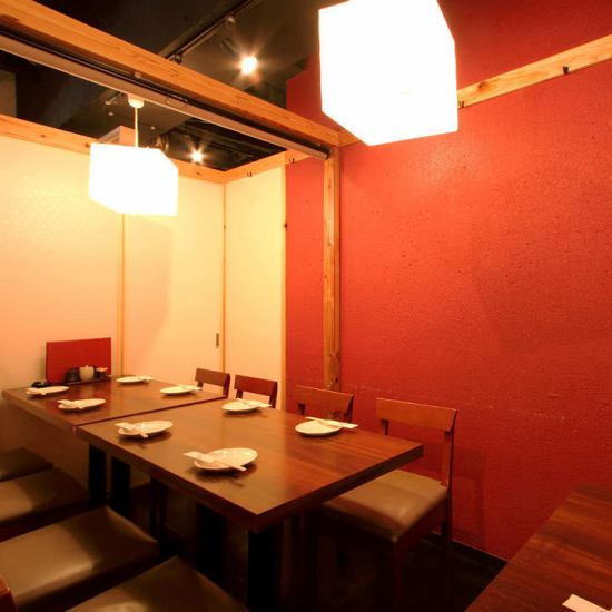 Private room seats for medium-sized people with a red-based design are eye-catching ◎