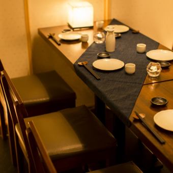[Table seats for 4 to 6 people] Private rooms with a modern and calm impression.