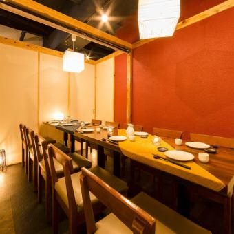[Table seats for 6 to 8 people] Private rooms with long tables are perfect for company banquets and joint parties.