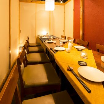 【12～16人餐桌席】以红色为基调的醒目设计，适合中等人数的包间座位。
