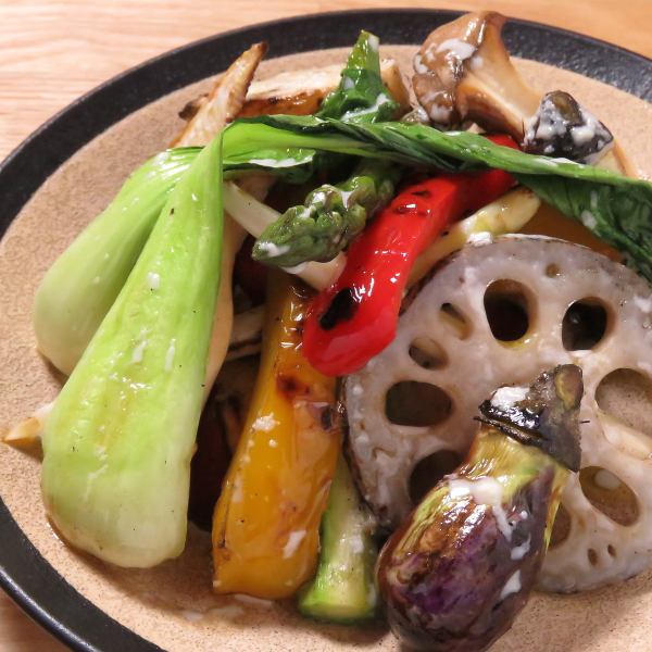 A charcoal-grilled menu where you can enjoy seasonal vegetables ◎The charcoal-grilled salad bagna cauda is very popular with women!