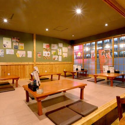 【～ご宴会に最適な広々空間～】店内にはカウンター席とお座敷席を完備。お座敷は人数に合わせて柔軟に対応可能ですので、少人数から団体様のご宴会まで幅広いシーンでご利用いただけます◎