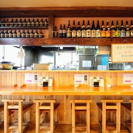 【～おひとり様も大歓迎！カウンター席も完備～】当店はおひとり様でのご利用も大歓迎。カウンター席もご用意しておりますので、周りを気にせずゆったりとお寛ぎいただけます。お近くにお越しの際は、お気軽にお立ち寄りください！