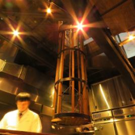 A counter where you can watch the head chef at work up close.Please enjoy in a special seat.There is an impressive manual lift in front of the counter.