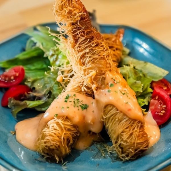 【当店でしか味わえないプリップリの海老とサクサク食感が癖になる☆】エビマヨの揚げ春巻き880円(税込)