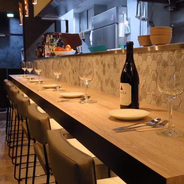 虎ノ門ヒルズ駅から徒歩約4分！お一人様でも安心のカウンター席もご用意あり！カウンター席は6名様までご利用可能です。お仕事帰りのお食事やサク飲みにもおすすめです。お気軽にお立ち寄りください♪皆様のお越しをお待ちしております！