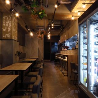 4名様向けのテーブル席を多数ご用意しております。最大16名様までご案内可能です。少人数から大人数まで幅広くご対応いたしますので、お気軽にご相談ください。当店自慢のお料理とお酒を、気の合う仲間とお楽しみください♪