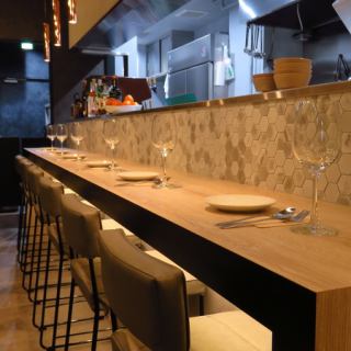 カウンター席もございます！お仕事帰りにイタリアンを楽しみたい方やデートでのご利用にもおすすめです。厳選したワインを多数ご用意しておりますので、ワインと共に当店自慢のお肉料理やピザをご堪能ください。皆様のお越しをお待ちしております。