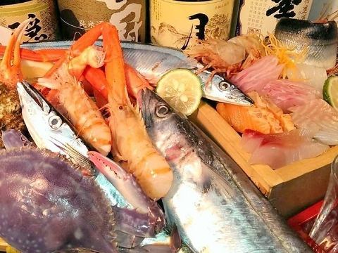 旬の食材を使用した料理や地酒を落ち着いた雰囲気の店内で味わう