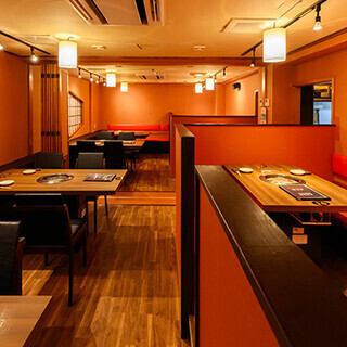 <p>和の趣が漂う落ち着いた店内には、テーブル席を100席ほどご用意しております。コースや飲み放題メニューもご利用いただけますので家族や仲間とのお集まりやご宴会にも最適です◎</p>